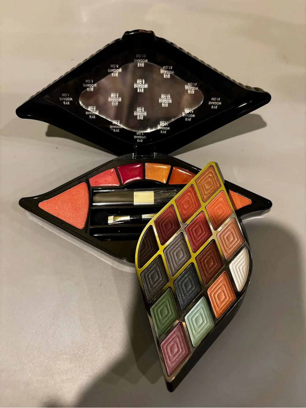 BR Beauty Revolution Makeup Kit: Eyeshadow, Blush, Lip Gloss & Brushes 0.51oz
